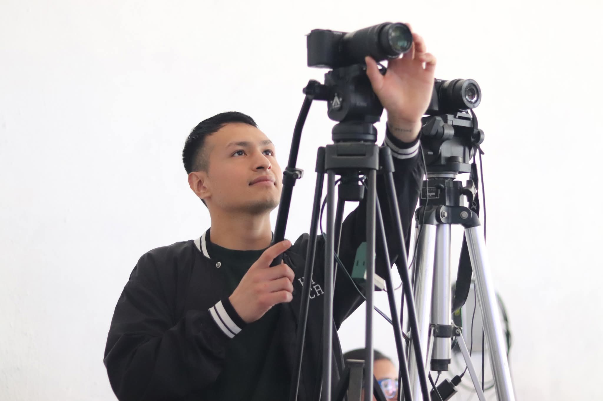 Hombres con micrófonos en el escenario